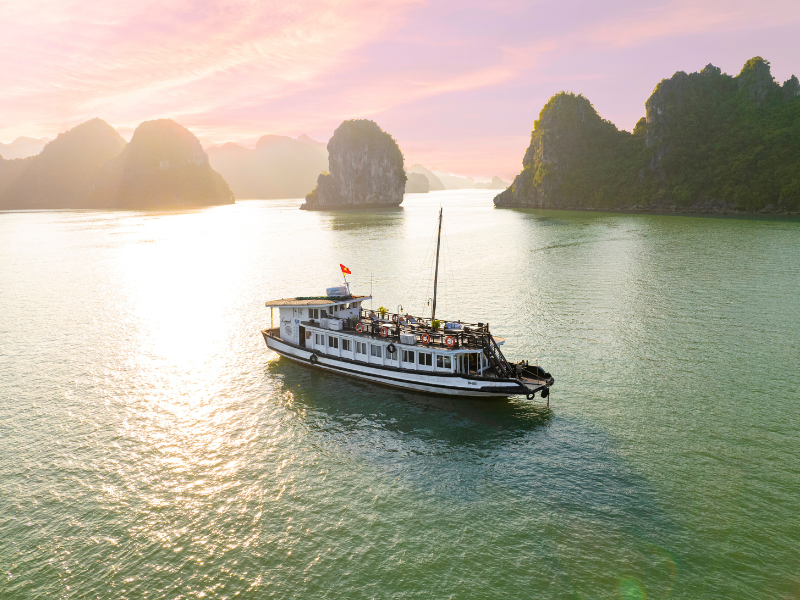 Private Wedding cruise Halong Bay