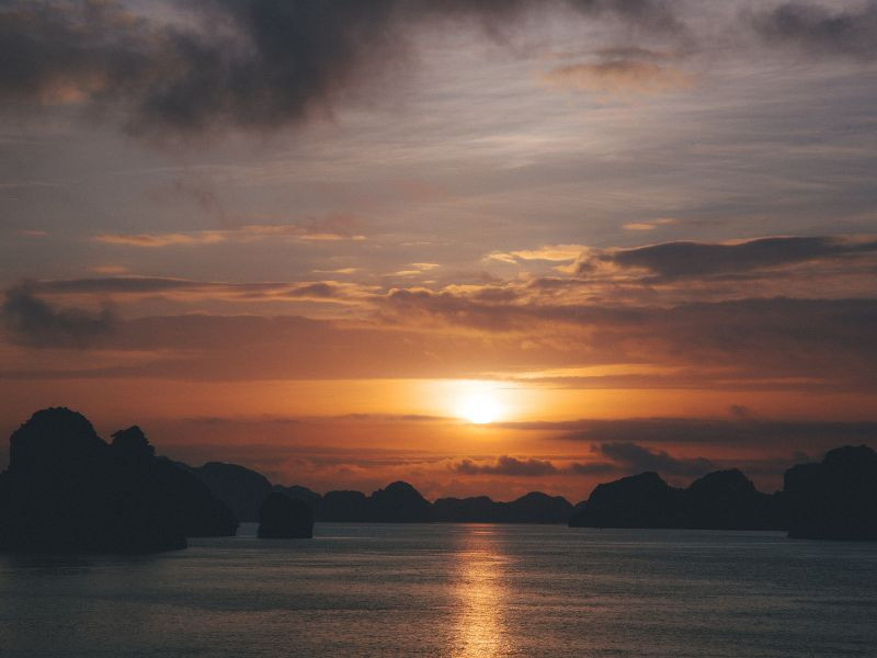 3 Days Private Cruise to Bai Tu Long Bay