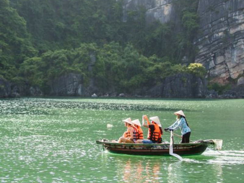 Halong rowing boat